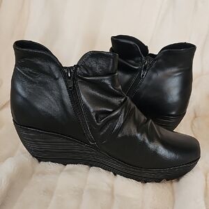 bernie mev. Black Wedge Ankle Boots